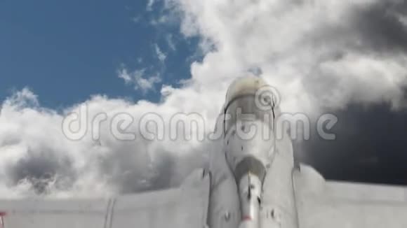 空中的军用飞机视频的预览图