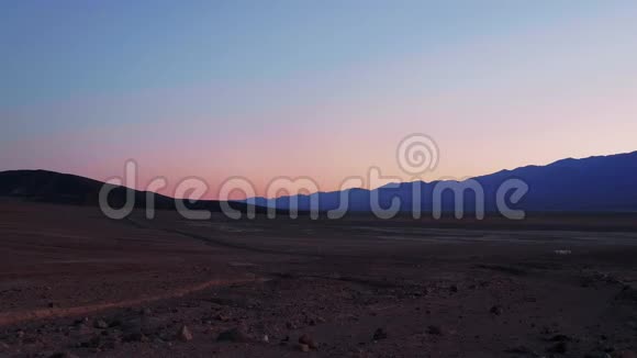 日落后的死亡谷国家公园傍晚美丽的景色视频的预览图