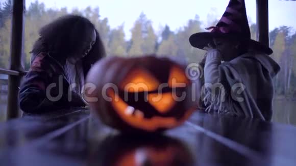 两个十几岁的女孩在万圣节的不给糖就捣蛋后分享糖果视频的预览图