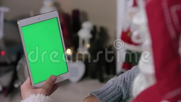 圣诞老人和小男孩选择桌上的礼物视频的预览图
