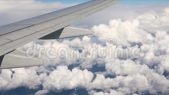 在飞机上飞行视频的预览图