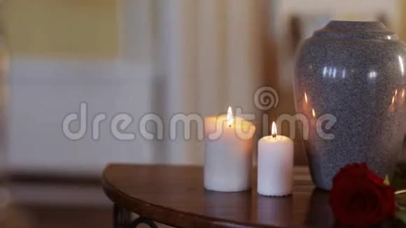 室内燃烧的面包炉和餐桌上的蜡烛视频的预览图