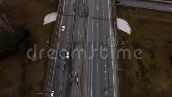秋明斯克市一条交通道路视频的预览图