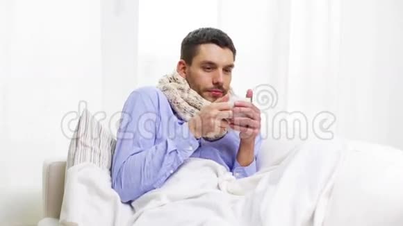 流感病人在家喝热茶视频的预览图