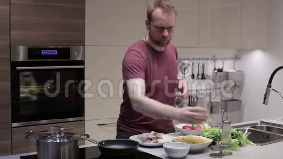 厨房里的人准备煎鱼视频的预览图