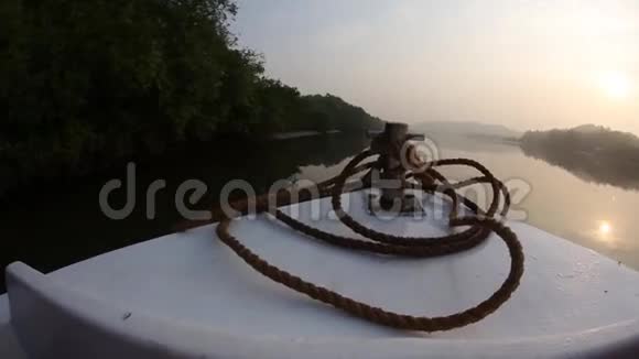在美丽的日出河上划船视频的预览图