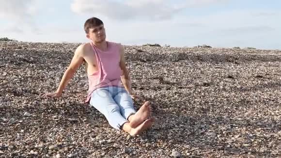 年轻的白人男性在海滩视频的预览图