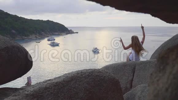 坐在岩石上的女人视频的预览图