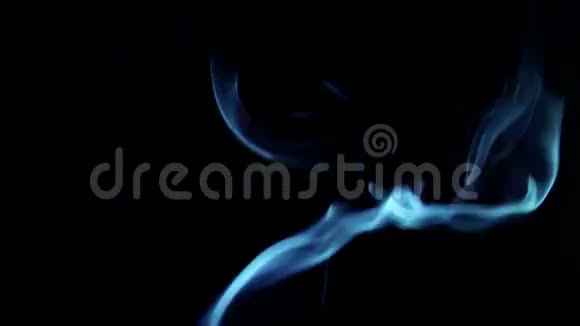 黑色背景上的奥特山烟雾特写视频的预览图