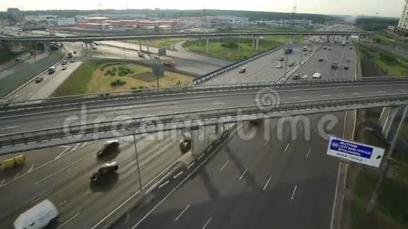 莫斯科市公路立交的鸟瞰图视频的预览图