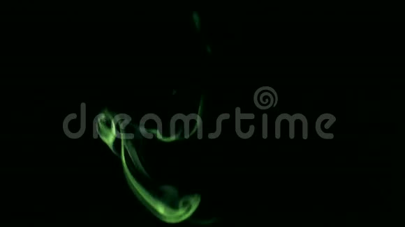 黑色背景上的奥特山烟雾特写视频的预览图