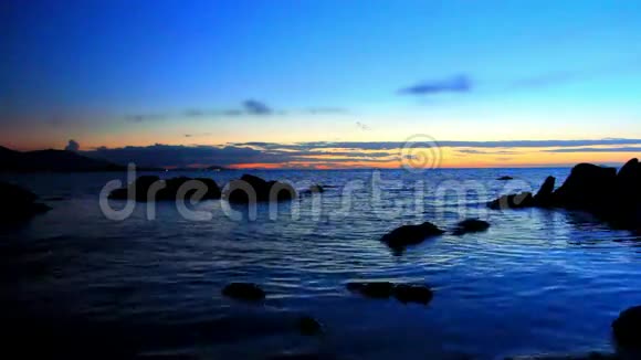 日落时分安达曼海的岩石海岸苏视频的预览图