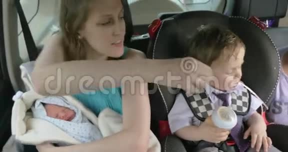 母亲带着孩子在车里旅行视频的预览图
