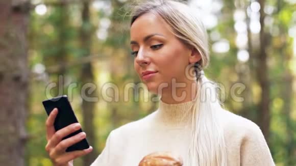 有蘑菇和智能手机的女人视频的预览图
