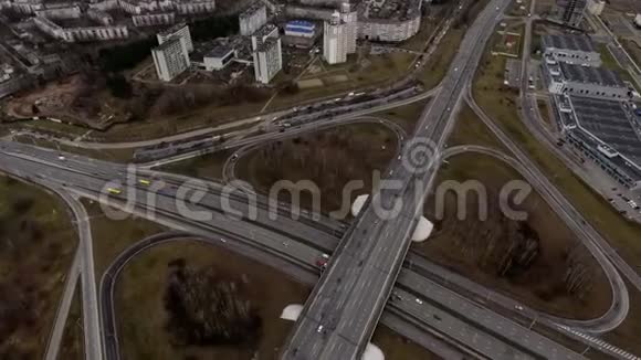 秋明斯克市一条交通道路视频的预览图