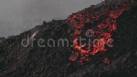熔岩在黎明时流动视频的预览图
