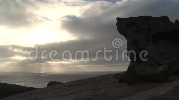 澳大利亚袋鼠岛上引人注目的岩石视频的预览图