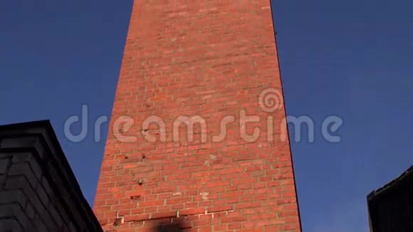 复古红砖烟囱和蓝天视频的预览图