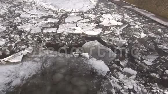 春季河流开始冰流视频的预览图