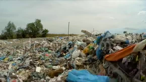 垃圾倾倒在垃圾填埋场的巨大堆头视频的预览图