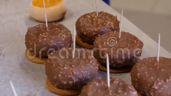 餐桌上有樱桃芝士蛋糕提供各种巧克力和水果迷你蛋糕度假选择性集中果果果视频的预览图