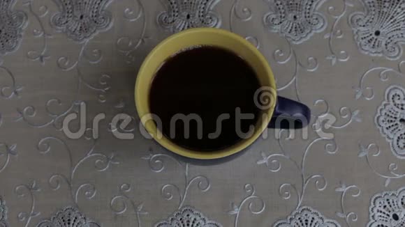 桌上放着红茶的杯子视频的预览图
