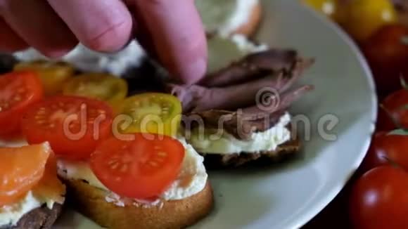 用烤西红柿罗勒和奶酪准备意大利面包意大利食物慢速运动视频的预览图