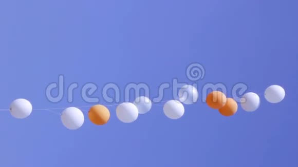 彩色气球漂浮在天空中视频的预览图