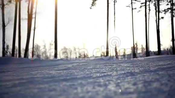 冬山风景中雄伟的落日视频的预览图
