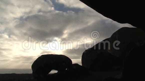 澳大利亚袋鼠岛上引人注目的岩石视频的预览图