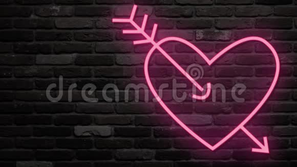 霓虹灯在暗砖背景下发光箭射出了爱情的心脏象征一半有砖背景按原样使用视频的预览图