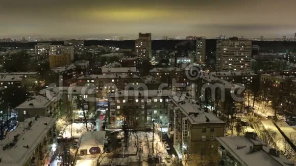 城市时间在晚上莫斯科鸟瞰图宽镜头高角度视频的预览图