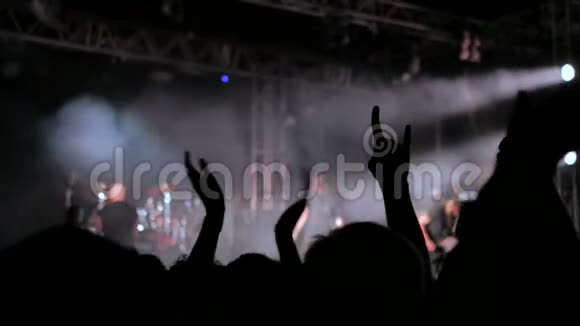 人们在舞台前的摇滚音乐会上聚会的剪影视频的预览图