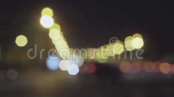 在圣彼得堡拍摄夜间的街道视频的预览图