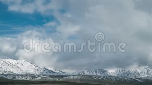 哈萨克斯坦山区的暴风云延时4K视频的预览图