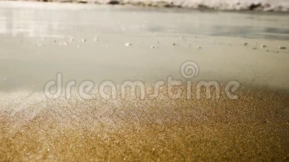 海浪冲刷着沙滩上的金沙视频的预览图