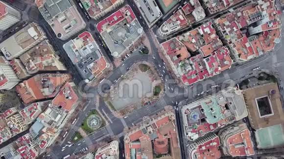 西班牙瓦伦西亚空中射击红色屋顶道路和广场的鸟瞰图视频的预览图
