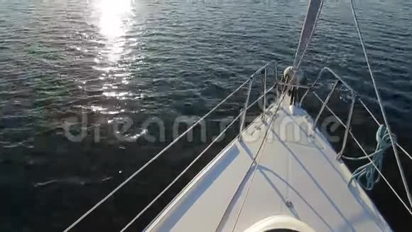 在游艇上旅行在海里的游艇视频的预览图