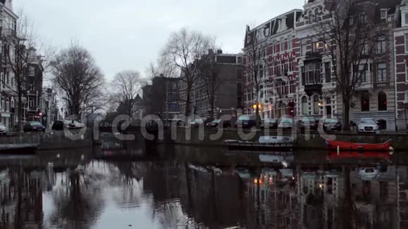 清晨阿姆斯特丹运河的冬季景色视频的预览图