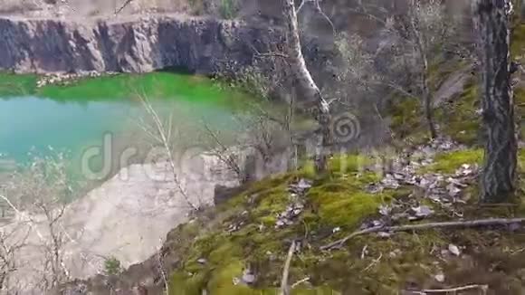采石场废弃的石头露天坑装满了蓝色的水视频的预览图
