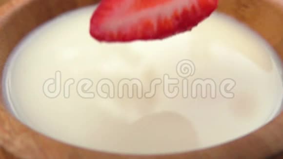 成熟的草莓落在木碗里视频的预览图