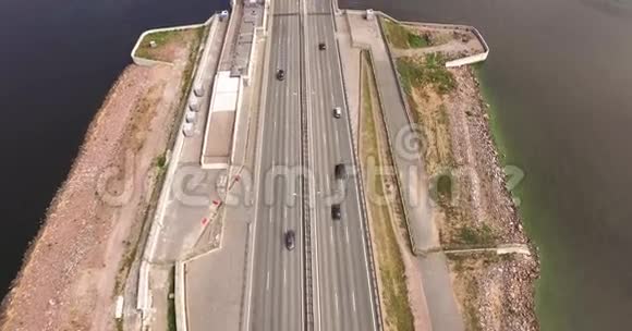 大坝圣彼德堡汽车交通视频的预览图