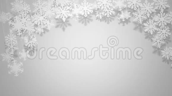 白色背景圣诞贺卡动画背景空间的美丽纸张雪花摇摆视频的预览图