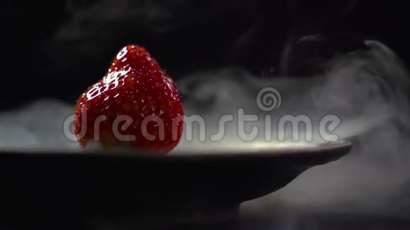 草莓放在装有液氮的盘子里视频的预览图