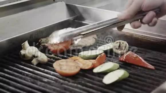 专业厨师烹饪肉类和蔬菜视频的预览图