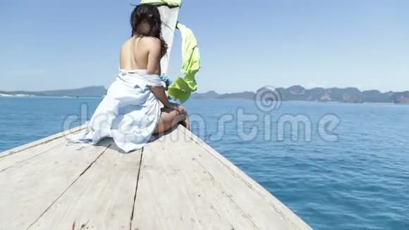 美丽的布鲁内特女士坐在泰国的船鼻上年轻女孩的后景视频的预览图
