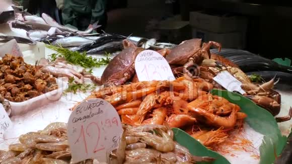 西班牙波奎利亚鱼市海鲜螃蟹龙虾鱿鱼虾小龙虾蚝蚌贝壳视频的预览图