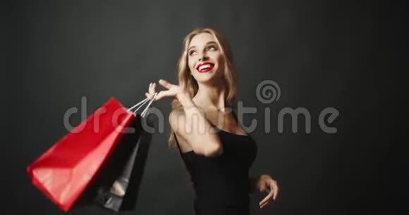 带着购物袋摆姿势的女人视频的预览图