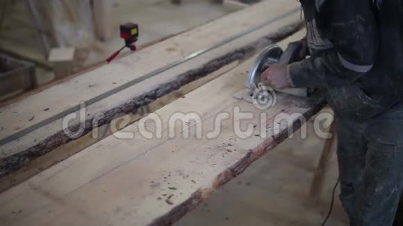 木匠用圆盘锯把木板锯下来视频的预览图