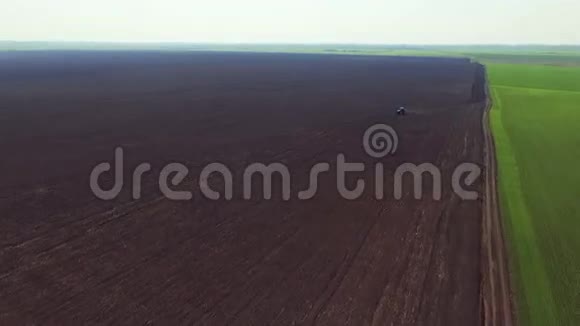 鸟瞰田野拖拉机在春天犁地视频的预览图